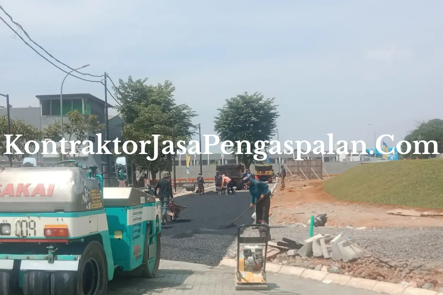 Proses pengaspalan aspal hotmix jalan komplek