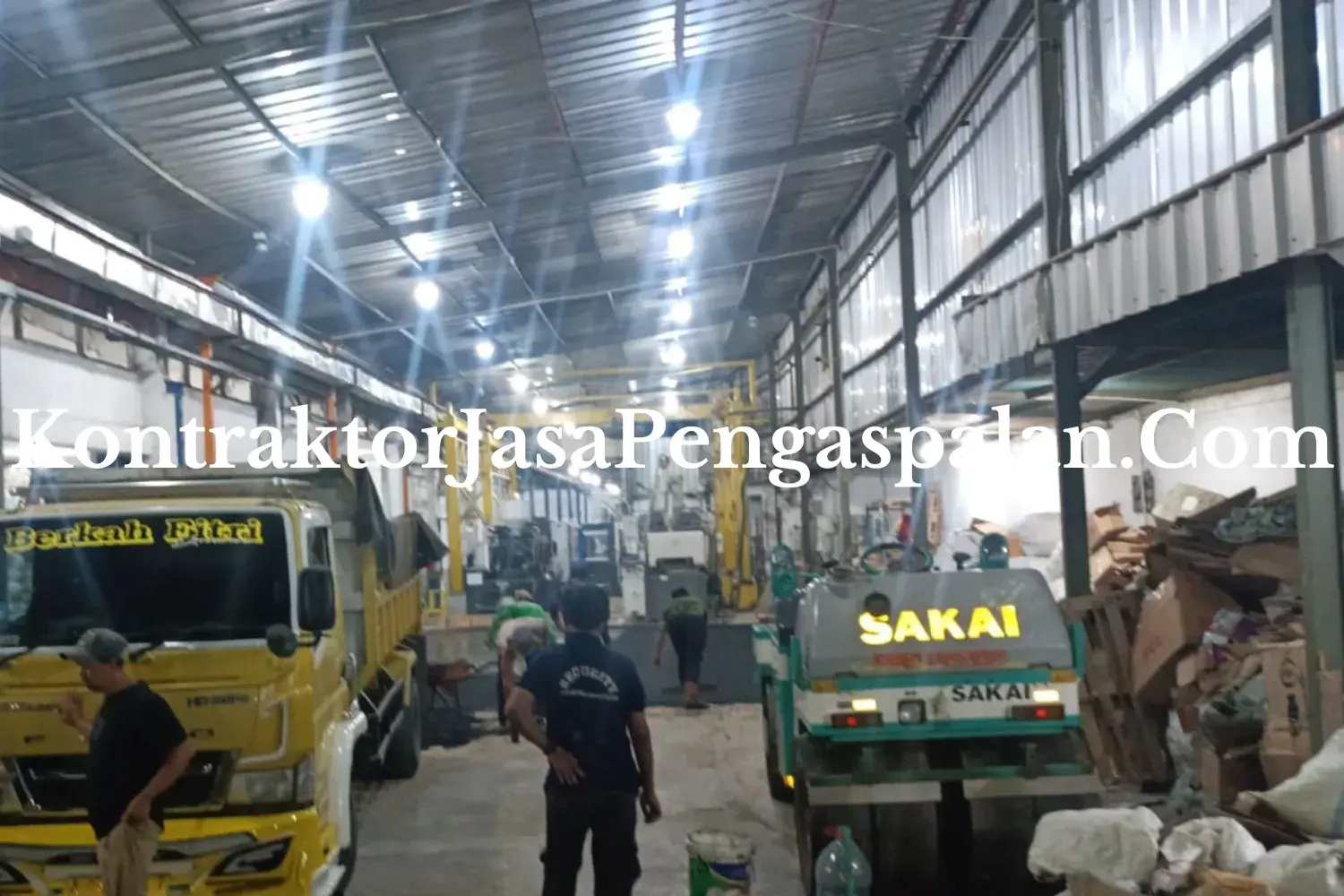Pengerjaan aspal hotmix oleh kontraktor pengaspalan